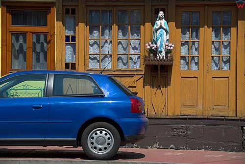 Figurka Matki Boskiej przed jednym z domow w Kroscienku.